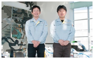 Nobuhiro Sasuga, Leiter der Entwicklungsabteilung (links) und Seiji Koba aus dem Labor (rechts) 